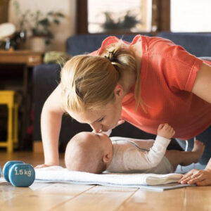 Madre haciendo flexiones con bebé cerca - Curso Online de Ejercicios en el Postparto Inmediato