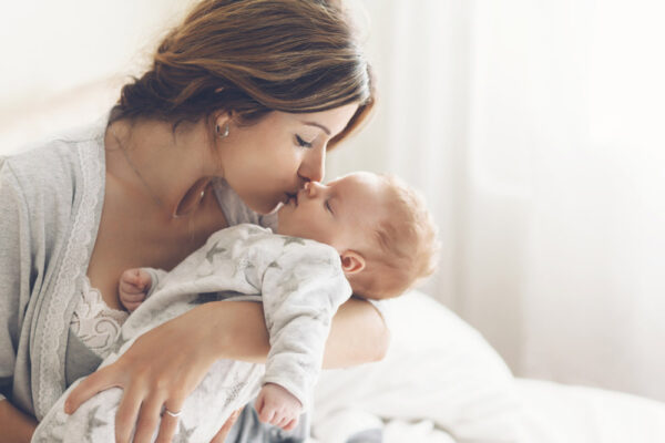 Madre dando un beso a bebé en el Curso Online Primeros Auxilios en Bebés
