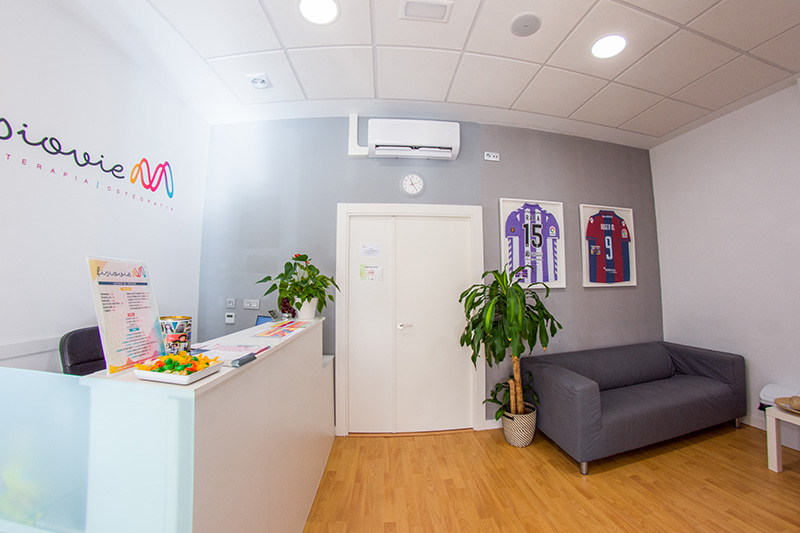 Recepción Fisiovie con logotipo y camisetas de Fútbol en pared